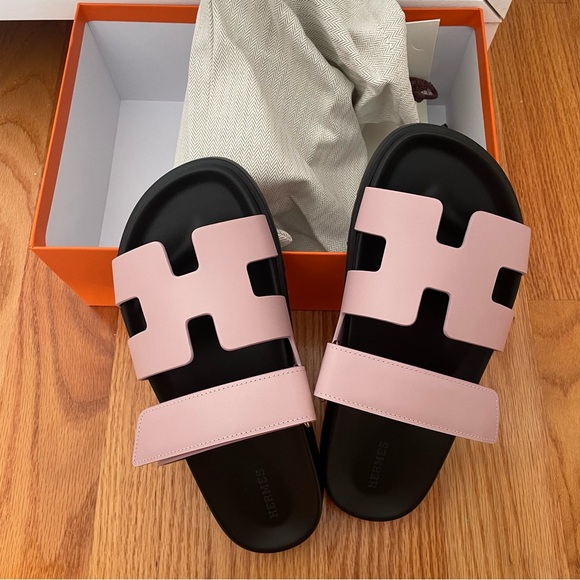 HERMES CHYPRE SANDALS IN ROSE CANCAN! - Picture 1 of 4